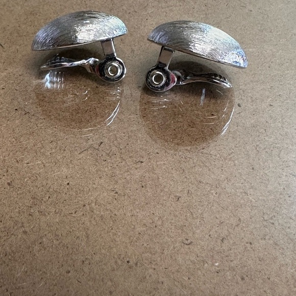 Vintage Round Silver Etched Clip On Earrings. Shiny. Nice. Simple. - Picture 2 of 5